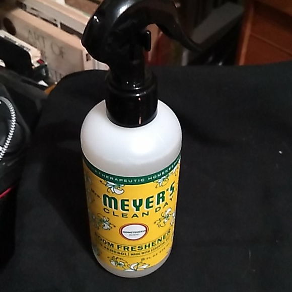 Mrs. Meyers Clean Day Honeysuckle ROOM REFRESHENER NON-AEROSOL - Picture 1 of 3